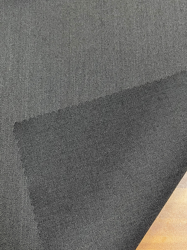 VLNA AKO TKANIA AH-71723 65%T+32%R+3%WPlochá a hladká, môže odrážať jemné textilné stopy a ukázať ušľachtilý temperament látky.